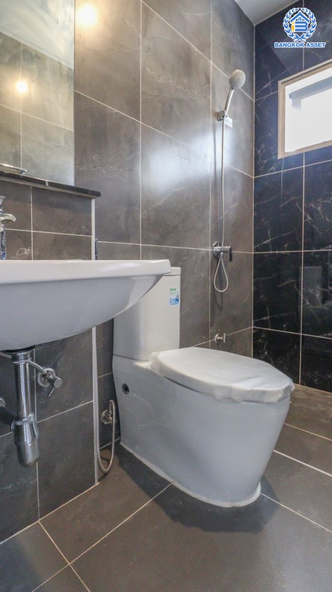 บ้านมือสองตกแต่งใหม่ ม.ราชพฤกษ์ บางบอน 4 หลังมุม! บนเนื้อที่มากถึง 106.6 ตร.ว. ฟังก์ชัน 3 ห้องนอน 4 ห้องน้ำ 1 ห้องแม่บ้าน 4 ที่จอดรถ พื้นที่สนามหญ้าด้านข้างกว้างกว่าถึง 240 ตร.ม. บนทำเลคุณภาพ เชื่อมต่อหลายเส้นทาง ใกล้เดอะมอลล์บางแค จุดขึ้นทางด่วน "เพชรเกษม" และรถไฟฟ้า "สถานีหลักสอง"